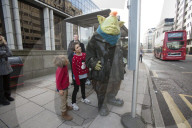 PEOPLE - Denise Van Outen schlendert mit "Fungus the Bogeyman" durch London