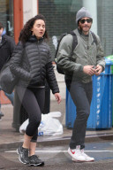 PEOPLE - Jake Gyllenhaal mit einer adretten Brünetten unterwegs