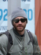 PEOPLE - Jake Gyllenhaal mit einer adretten Brünetten unterwegs