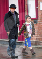 EXKLUSIV - Wie eine Filmszene: Nicolas Cage shoppt mit Sohn Kal-El In Somerset