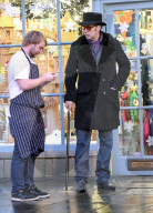 EXKLUSIV - Wie eine Filmszene: Nicolas Cage shoppt mit Sohn Kal-El In Somerset