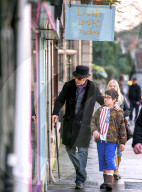 EXKLUSIV - Wie eine Filmszene: Nicolas Cage shoppt mit Sohn Kal-El In Somerset