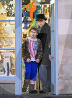 EXKLUSIV - Wie eine Filmszene: Nicolas Cage shoppt mit Sohn Kal-El In Somerset