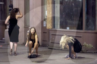 FEATURE - Bis zum Umfallen: Jugend feiert "Black Friday" in England (Bilder vom 18.12.)