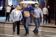 FEATURE - Bis zum Umfallen: Jugend feiert "Black Friday" in England (Bilder vom 18.12.)