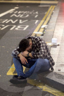 FEATURE - Bis zum Umfallen: Jugend feiert "Black Friday" in England (Bilder vom 18.12.)