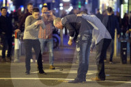 FEATURE - Bis zum Umfallen: Jugend feiert "Black Friday" in England (Bilder vom 18.12.)