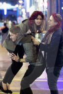 FEATURE - Bis zum Umfallen: Jugend feiert "Black Friday" in England (Bilder vom 18.12.)