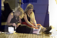 FEATURE - Bis zum Umfallen: Jugend feiert "Black Friday" in England (Bilder vom 18.12.)