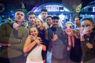 FEATURE - Bis zum Umfallen: Jugend feiert "Black Friday" in England (Bilder vom 18.12.)