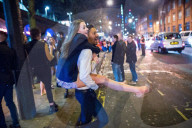 FEATURE - Bis zum Umfallen: Jugend feiert "Black Friday" in England (Bilder vom 18.12.)
