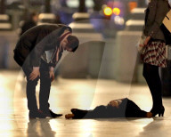 FEATURE - Bis zum Umfallen: Jugend feiert "Black Friday" in England (Bilder vom 18.12.)