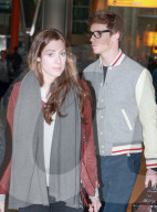 PEOPLE - Eddie Redmayne und Frau Hannah landen in London
