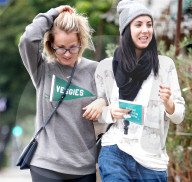 PEOPLE - Kaley Cuoco hat ein riesen "ChŠferfest" mit einer Freundin