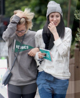 PEOPLE - Kaley Cuoco hat ein riesen "ChŠferfest" mit einer Freundin