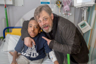 PEOPLE - Star Wars Legende Mark Hamill beglückt Kinder im Spital