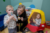 PEOPLE - Star Wars Legende Mark Hamill beglückt Kinder im Spital