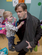 PEOPLE - Star Wars Legende Mark Hamill beglückt Kinder im Spital