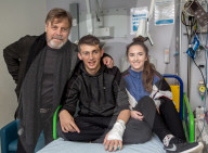 PEOPLE - Star Wars Legende Mark Hamill beglückt Kinder im Spital