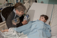PEOPLE - Star Wars Legende Mark Hamill beglückt Kinder im Spital