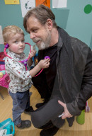 PEOPLE - Star Wars Legende Mark Hamill beglückt Kinder im Spital