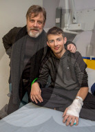 PEOPLE - Star Wars Legende Mark Hamill beglückt Kinder im Spital