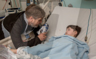 PEOPLE - Star Wars Legende Mark Hamill beglückt Kinder im Spital