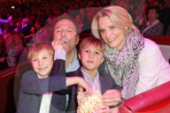 PEOPLE - Weihnachtspremiere im Zirkus Kronebau