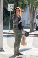 PEOPLE - Juliette Lewis versucht ein Taxi zu ergattern