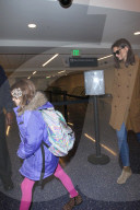 PEOPLE -  Katie Holmes und Suri fliegen an Weihnachten weg