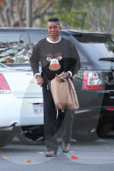 PEOPLE - Jermaine Jackson trägt ein Elch auf dem Pullover