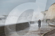 FEATURE - Riesenwellen in Brighton