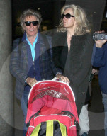 PEOPLE - Fertig Ferien: Rod Stewart und Penny Lancaster landen in London