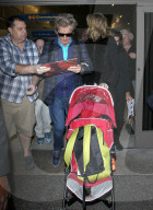 PEOPLE - Fertig Ferien: Rod Stewart und Penny Lancaster landen in London