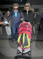 PEOPLE - Fertig Ferien: Rod Stewart und Penny Lancaster landen in London