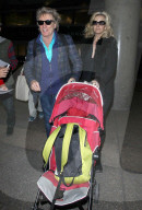 PEOPLE - Fertig Ferien: Rod Stewart und Penny Lancaster landen in London