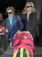 PEOPLE - Fertig Ferien: Rod Stewart und Penny Lancaster landen in London