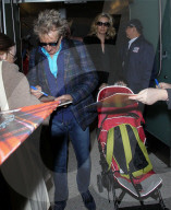 PEOPLE - Fertig Ferien: Rod Stewart und Penny Lancaster landen in London