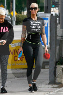 EXKLUSIV - Amber Rose figurbetont in Studio City unterwegs