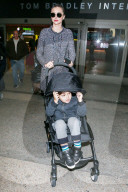 PEOPLE - Miranda Kerr mit Flynn am Flughafen von LA