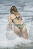 PEOPLE - Suki Waterhouse hat noch andere Bikinis dabei auf Barbados