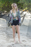 PEOPLE - Suki Waterhouse hat noch andere Bikinis dabei auf Barbados