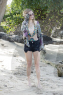 PEOPLE - Suki Waterhouse hat noch andere Bikinis dabei auf Barbados