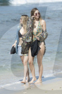 PEOPLE - Suki Waterhouse hat noch andere Bikinis dabei auf Barbados
