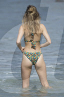 PEOPLE - Suki Waterhouse hat noch andere Bikinis dabei auf Barbados