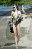 PEOPLE - Suki Waterhouse hat noch andere Bikinis dabei auf Barbados