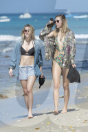 PEOPLE - Suki Waterhouse hat noch andere Bikinis dabei auf Barbados