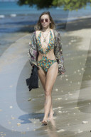 PEOPLE - Suki Waterhouse hat noch andere Bikinis dabei auf Barbados