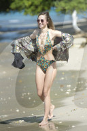PEOPLE - Suki Waterhouse hat noch andere Bikinis dabei auf Barbados