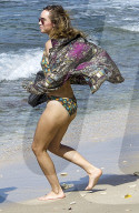 PEOPLE - Suki Waterhouse hat noch andere Bikinis dabei auf Barbados